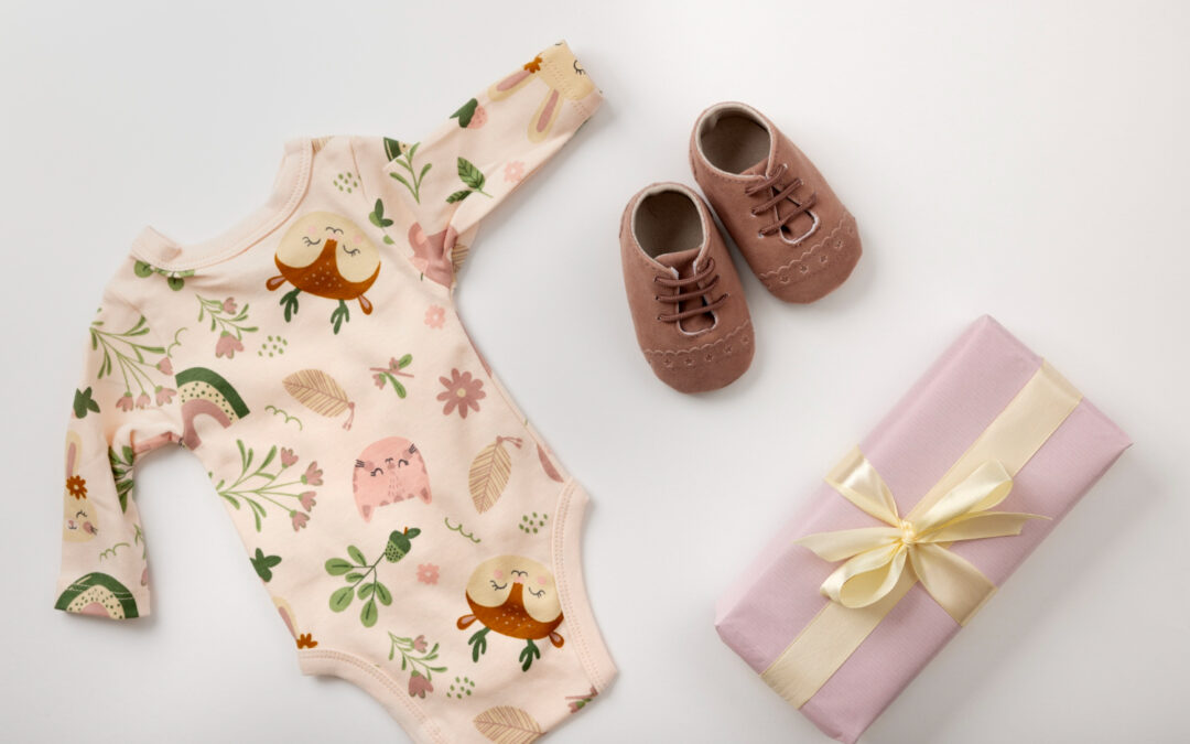 Co na prezent dla niemowlaka kupić? Sprawdź ciekawe pomysły na prezent dla noworodka!