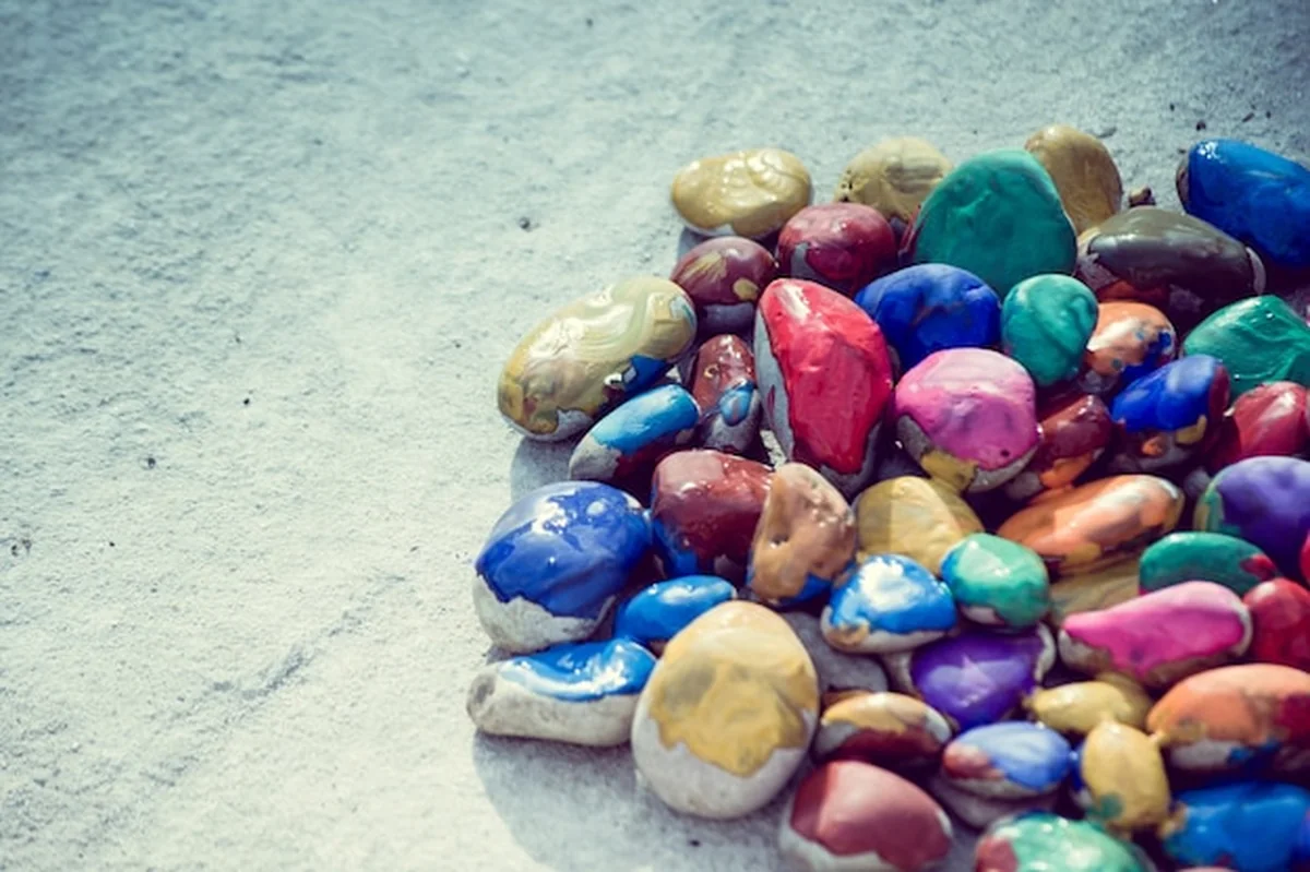 Kamienie o gładkiej powierzchni pomalowane kolorową farbą