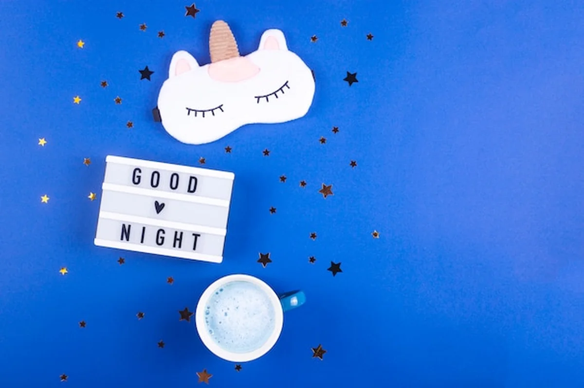 Wieczorna rutyna na niebieskim stole