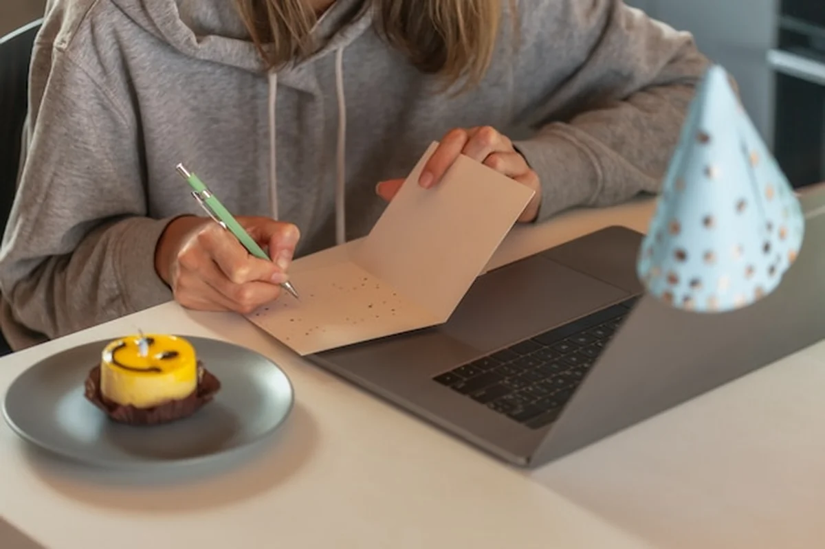 Młoda kobieta obchodzi urodziny z przyjaciółmi na rozmowie wideo
