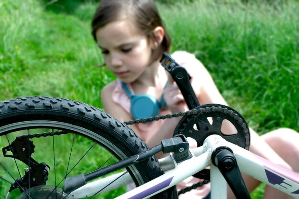 Dziewczyna naprawia koło roweru