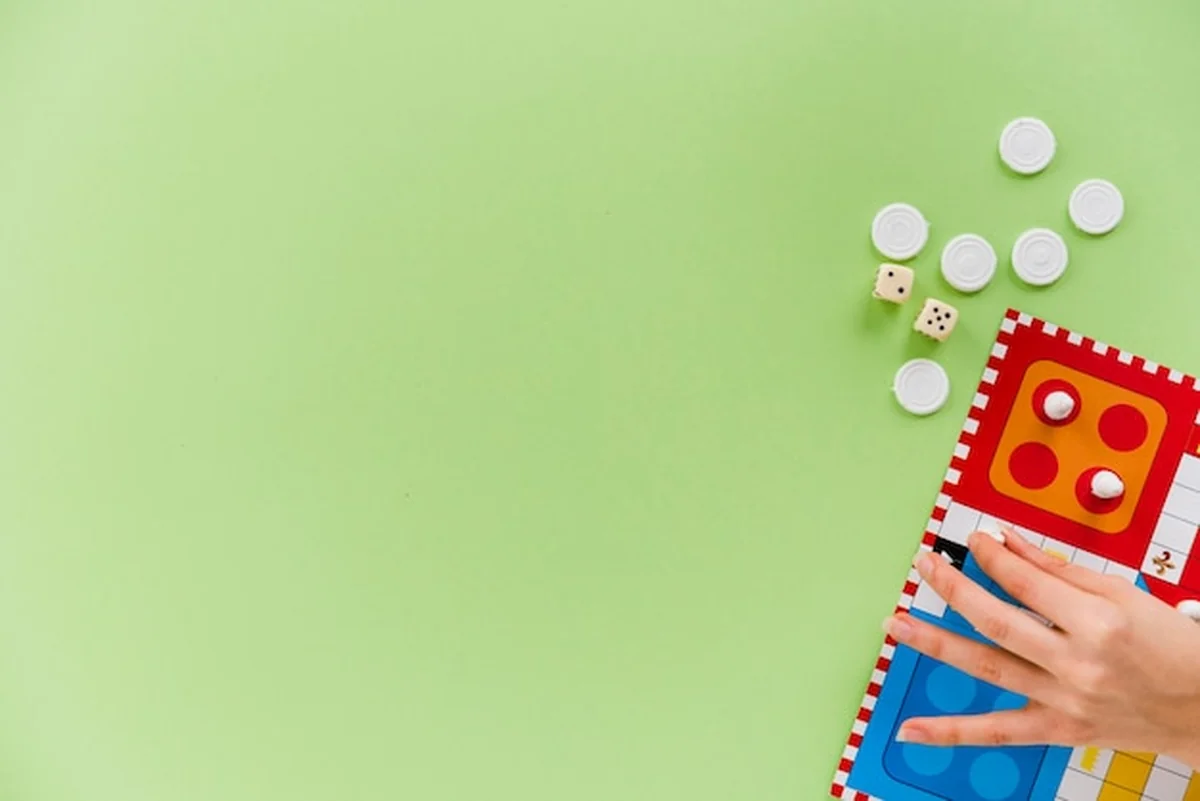 Osoba grająca w gry planszowe widziana z góry