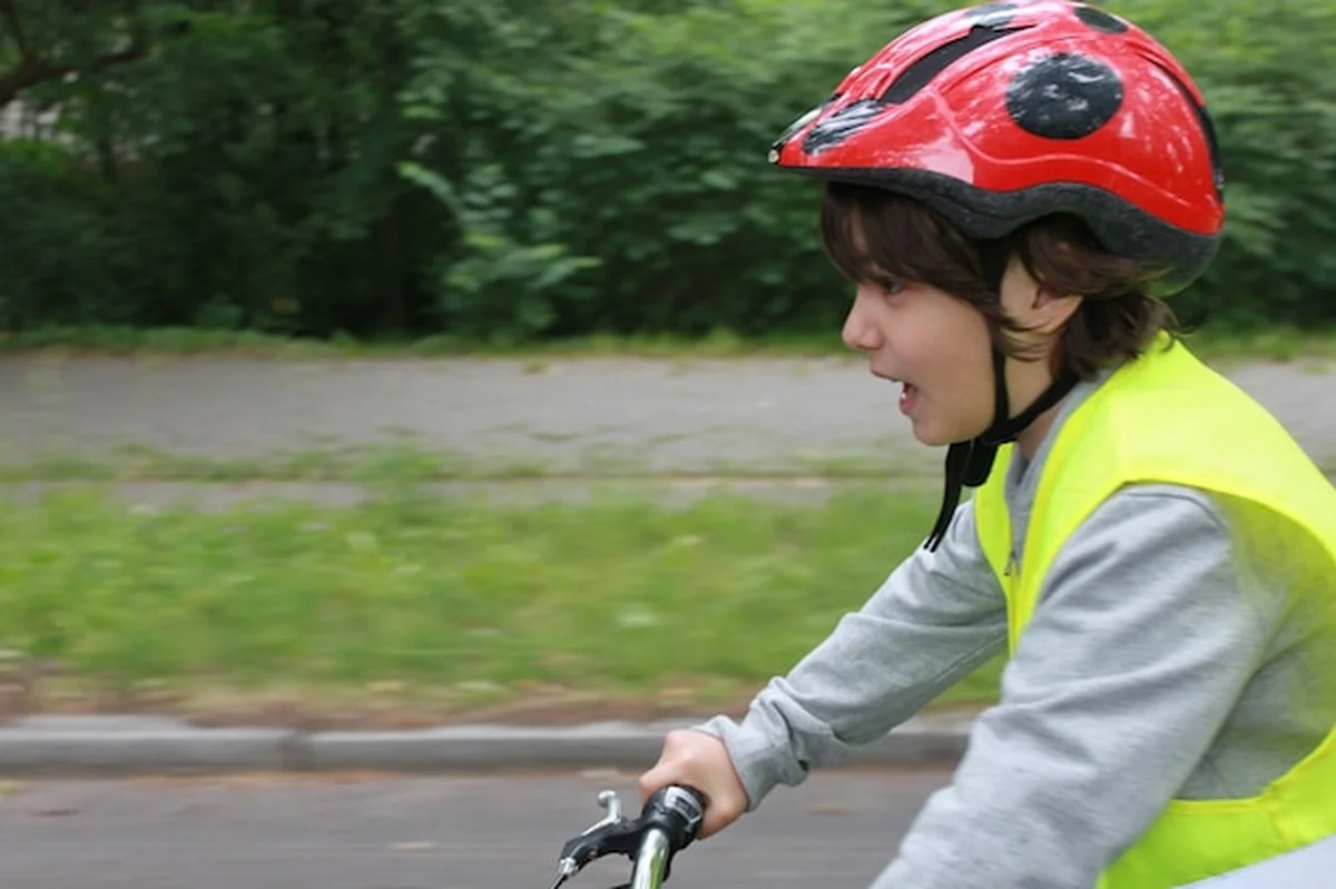 Chłopiec jeżdżący na rowerze po drodze