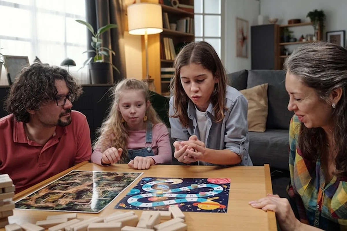 Rodzina grająca w gry planszowe w domu