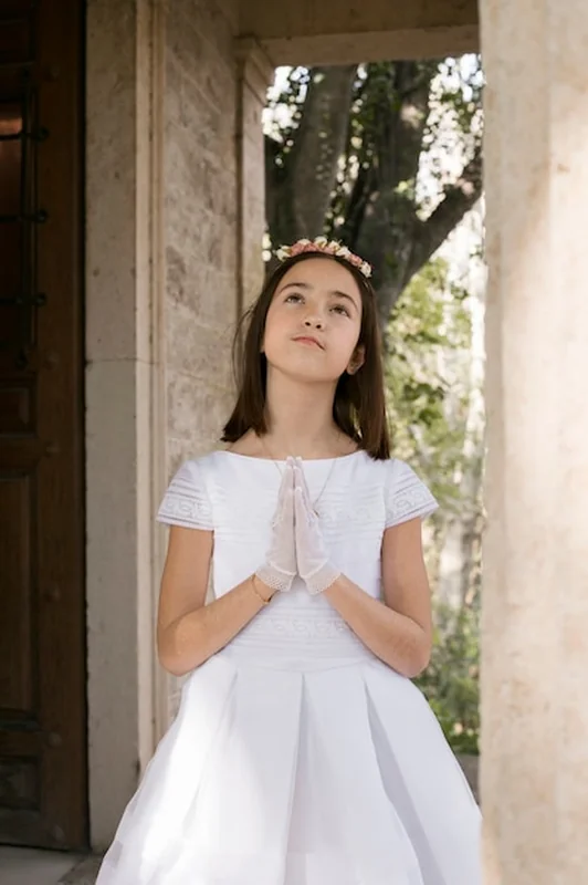 Portret dziecka przygotowującego się do pierwszej komunii