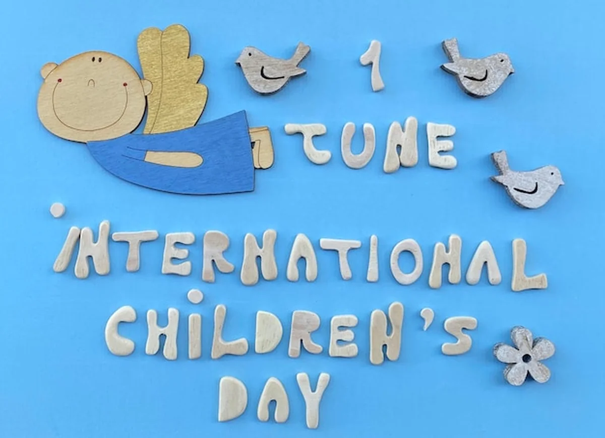 Tło dla kartki z pozdrowieniami Dzień Dziecka z drewnianymi literami