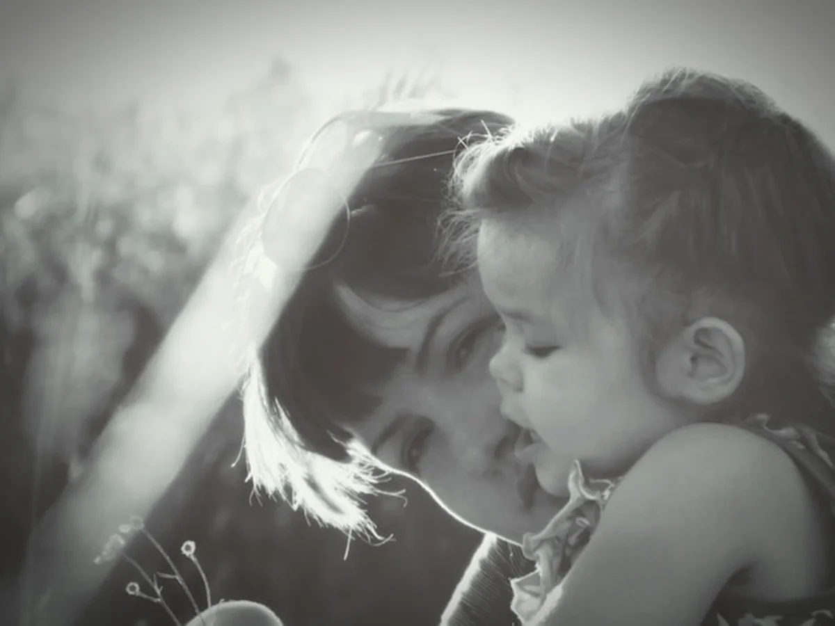 Zbliżenie matki i córki w słoneczny dzień