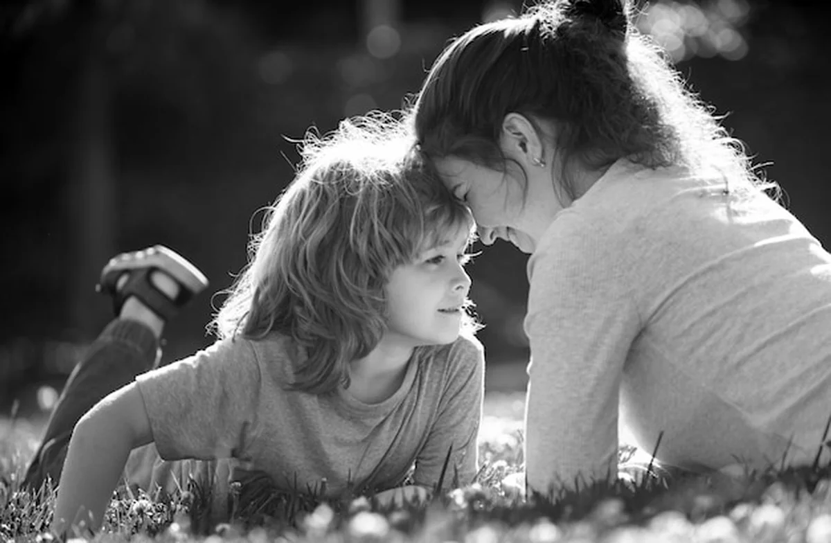 Szczęśliwa rodzina matka i syn na naturze