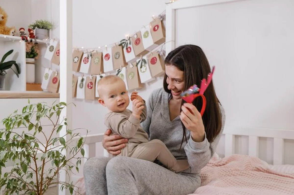 Dziecko otwiera kalendarz adwentowy podczas uroczystości Bożego Narodzenia