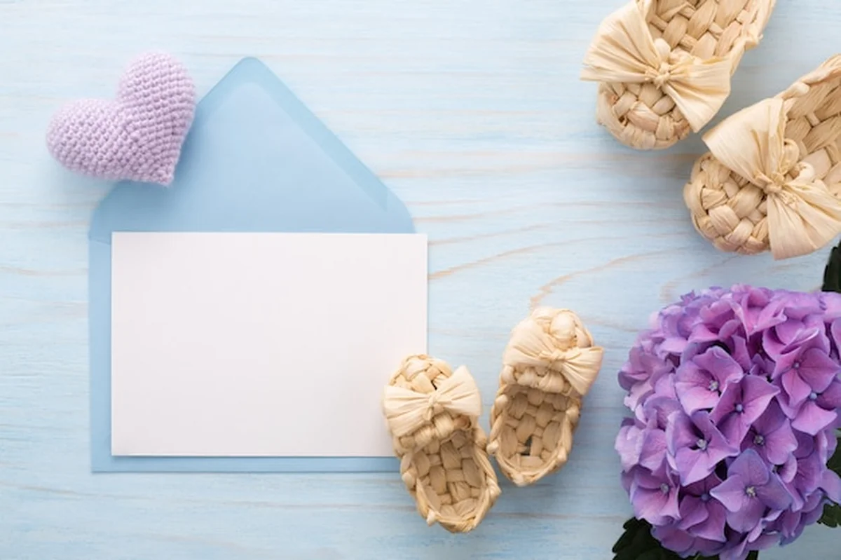 Kartka z życzeniami na Dzień Matki z kwiatami bzu i botkami dla niemowląt