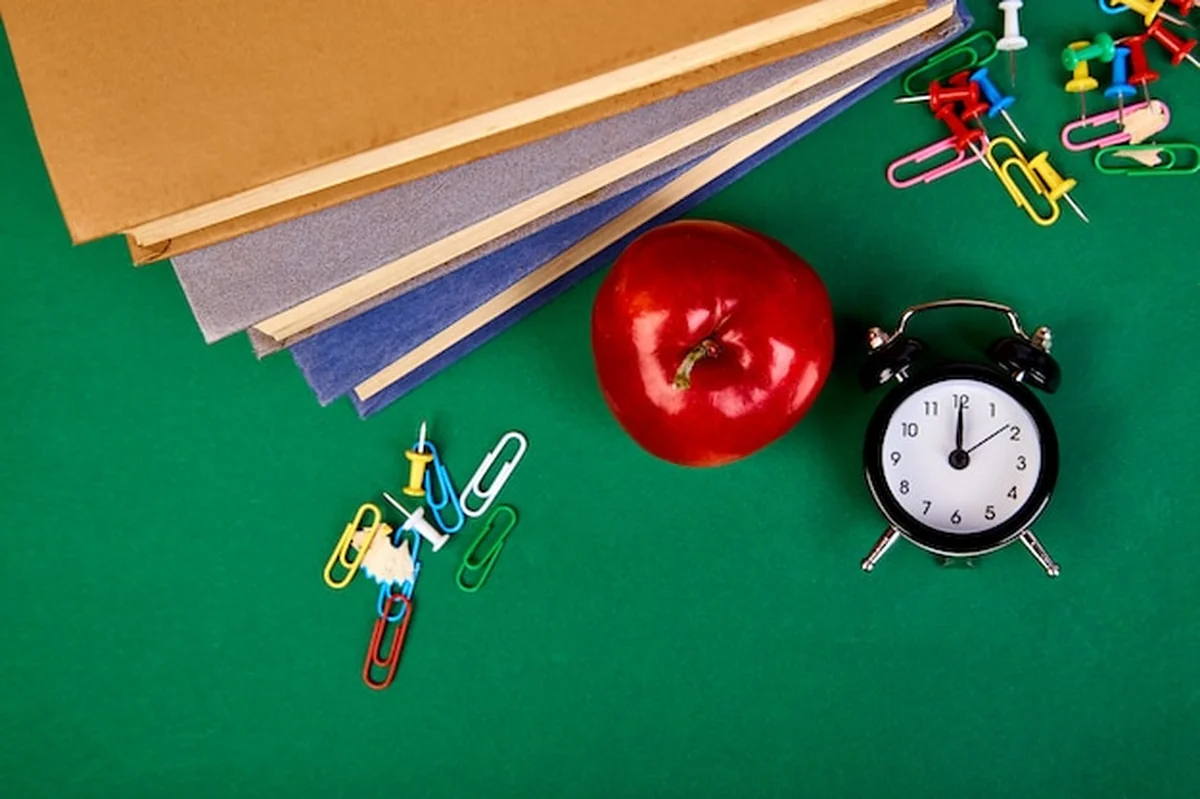 Martwa natura z podręcznikami szkolnymi