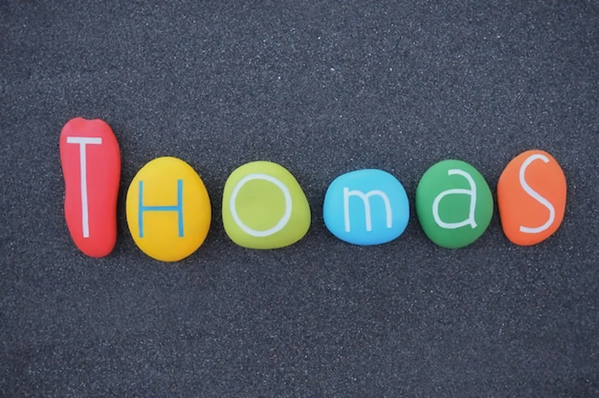 Imię Thomas z kamieni na czarnym piasku