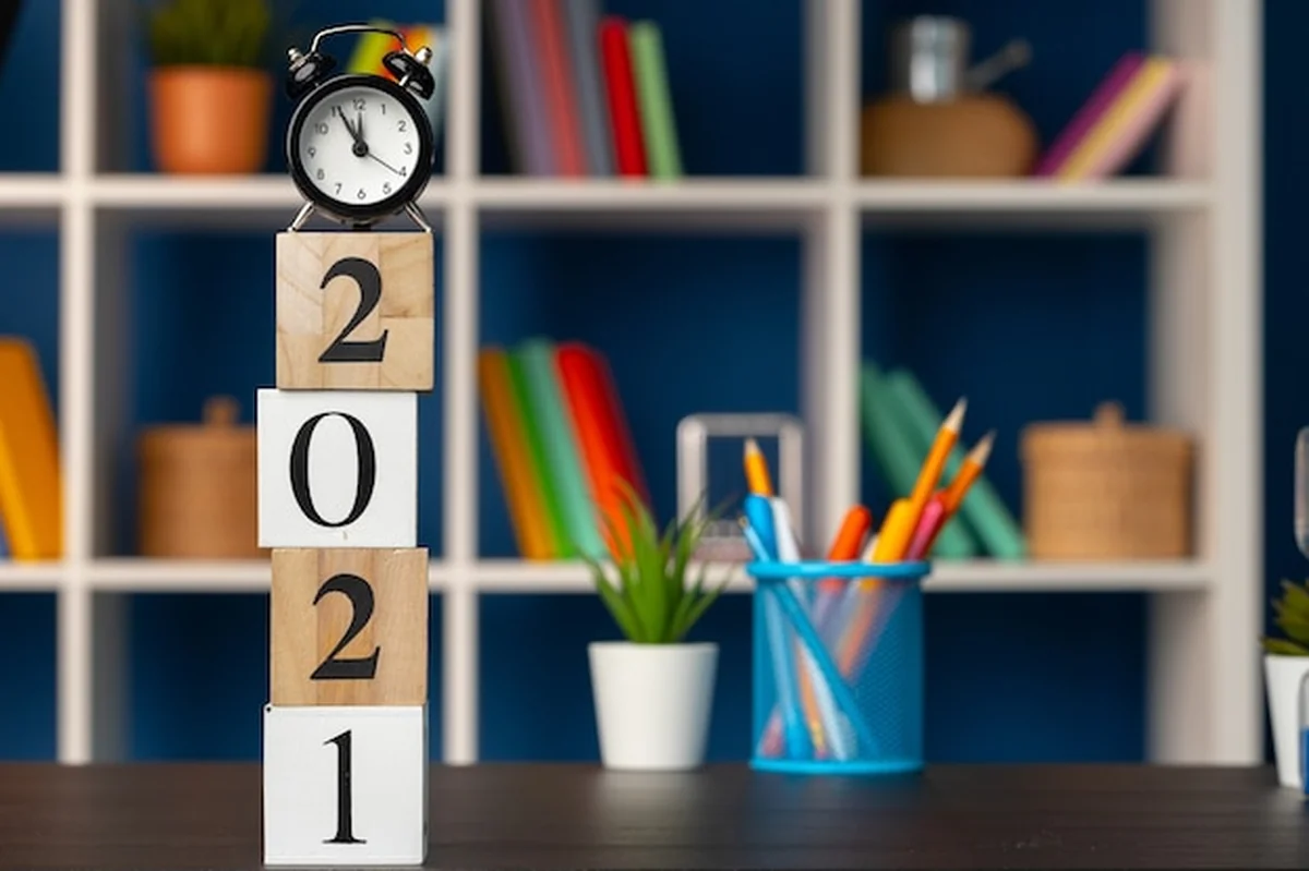 Drewniane kostki z rokiem 2021 na stole