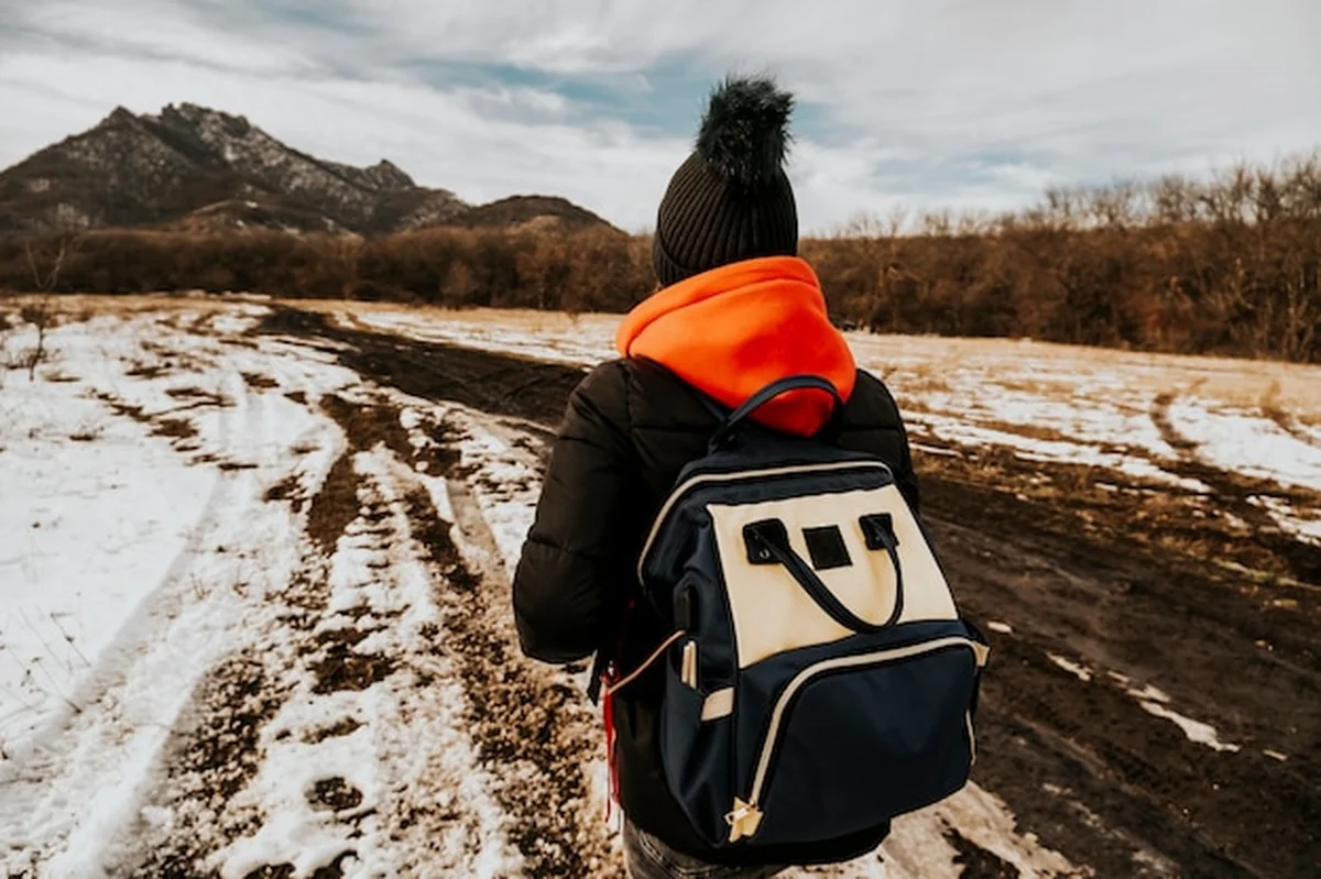 Turysta z plecakiem wspinający się po górach