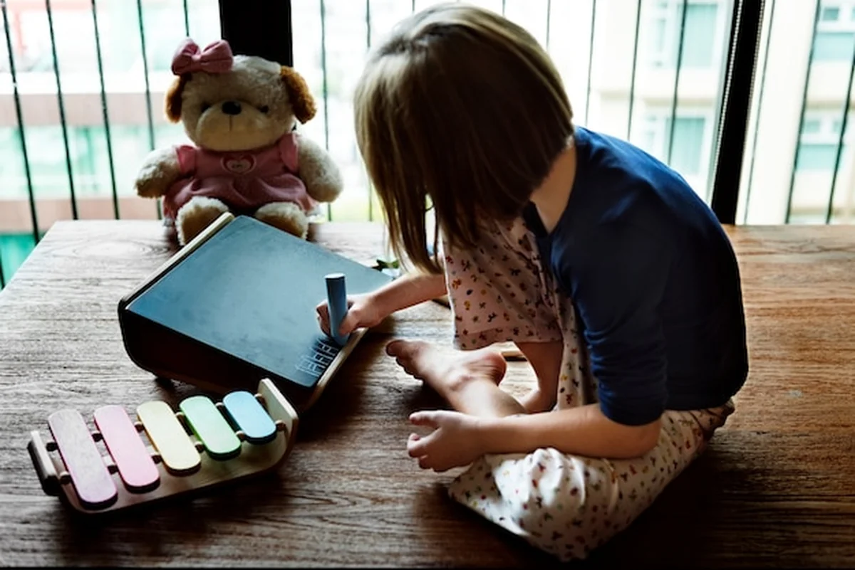 Dziecko rysuje na tablicy kredek