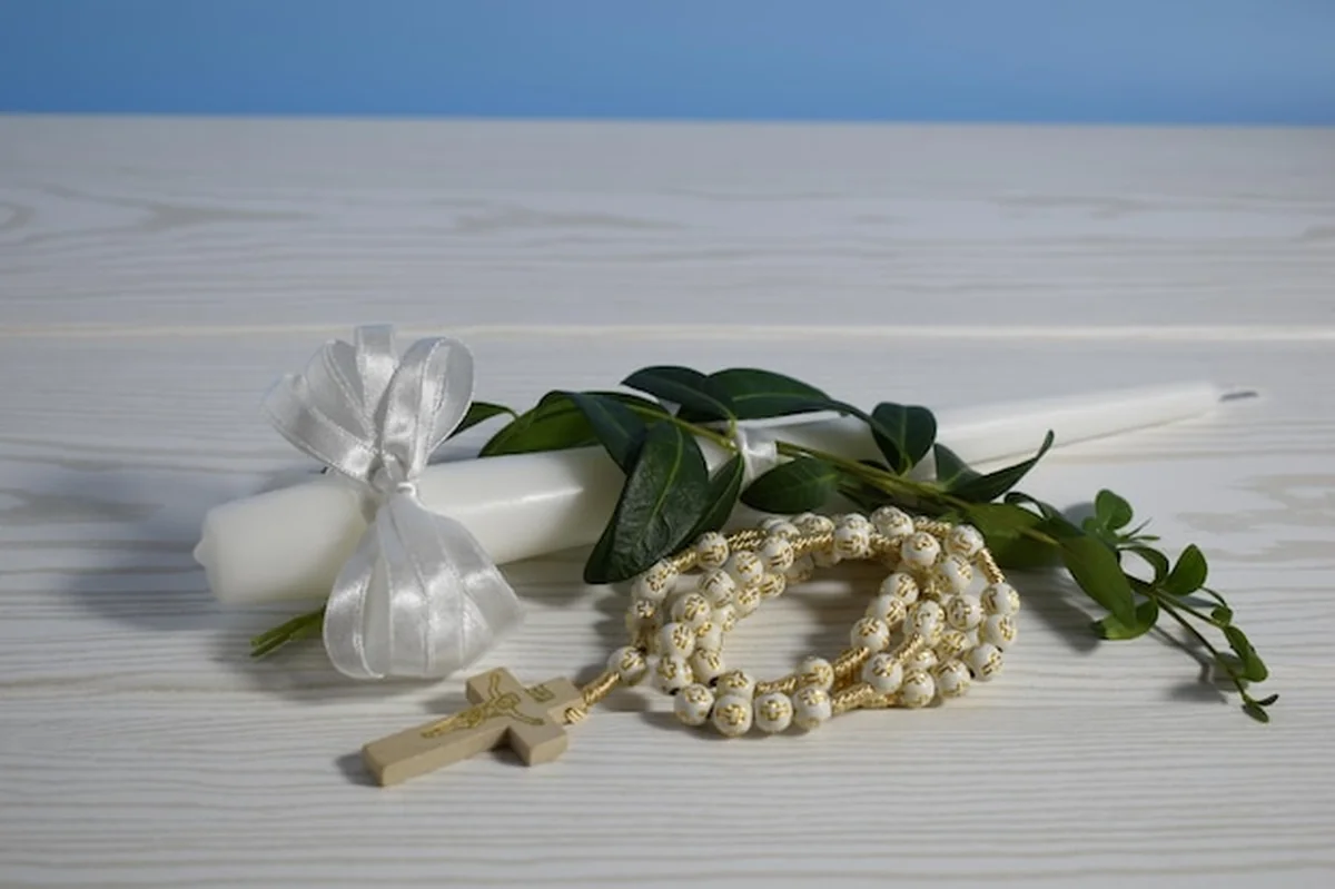 Świeca chrzcielska, pierwsza komunia, świeca i różaniec