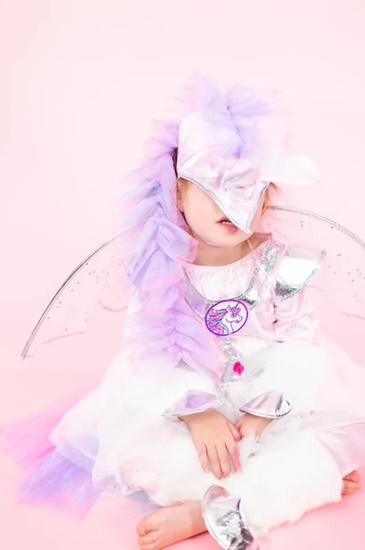 Portret dziewczynki w stroju jednorożca brokat na różowym tle