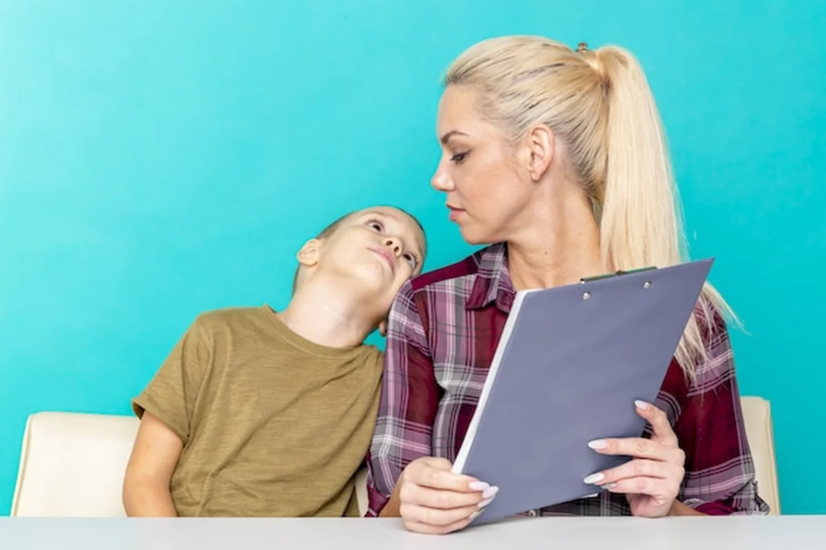 Matka pomaga synowi w odrabianiu prac domowych na białym tle różowym