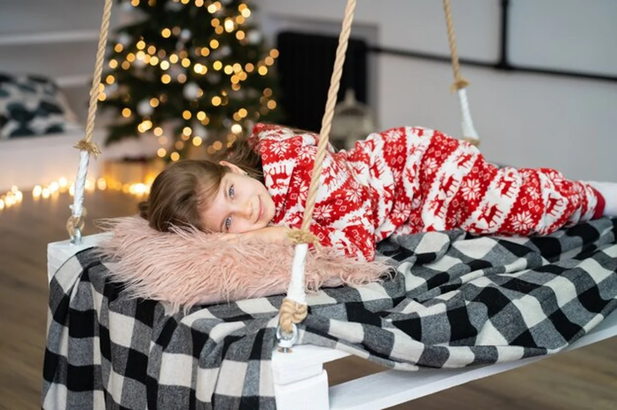 Mała dziewczynka w piżamie w świąteczną noc