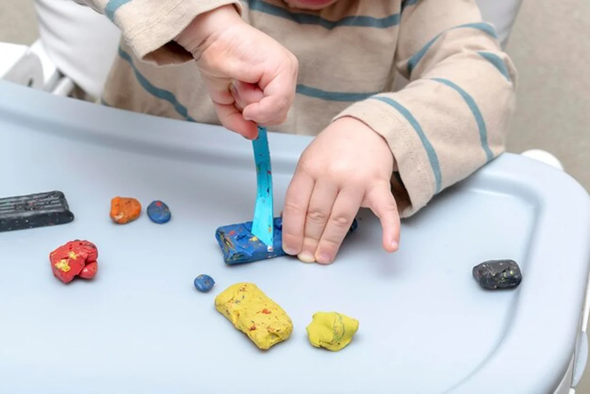 Dzieci bawiące się plasteliną w domu