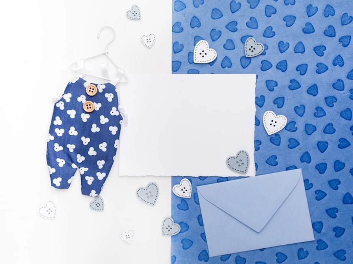 Pusta karta, koperta i kombinezon na papierze. Leżą płasko