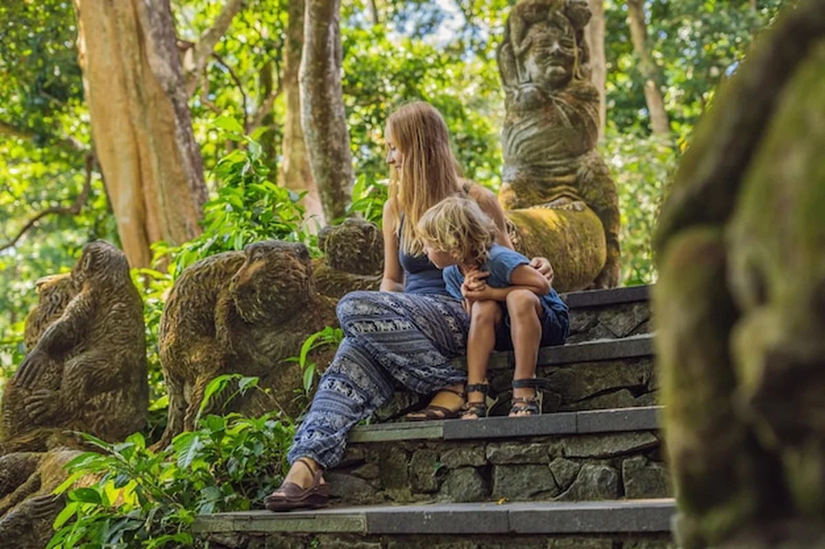 Podróżująca mama i syn odkrywają las Ubud w Małpim Lesie, Bali, Indonezja