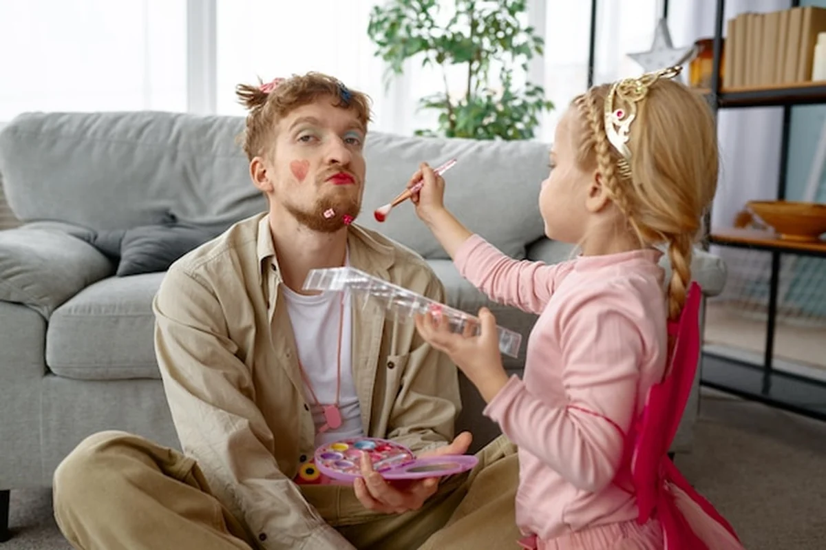 Ojciec spędza czas z uśmiechniętą córką