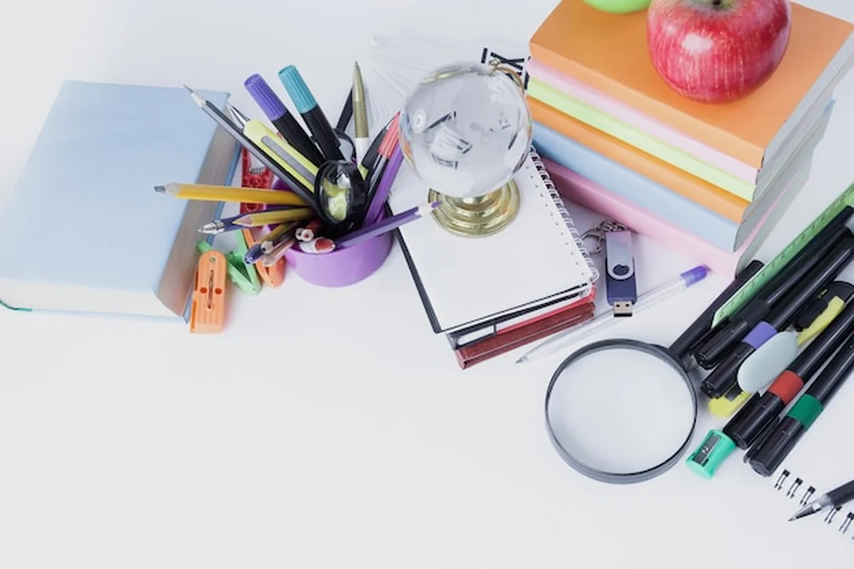 Różnorodność kolorowych przyborów szkolnych na białym tle