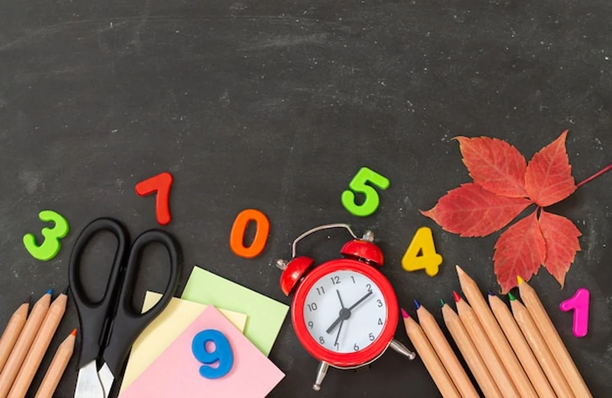 Materiały szkolne na tablicy