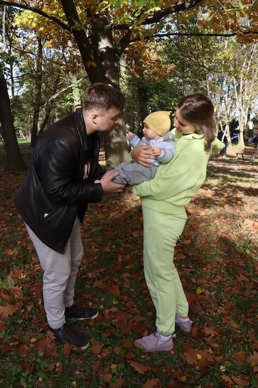 Rodzina spędza czas w parku jesieni