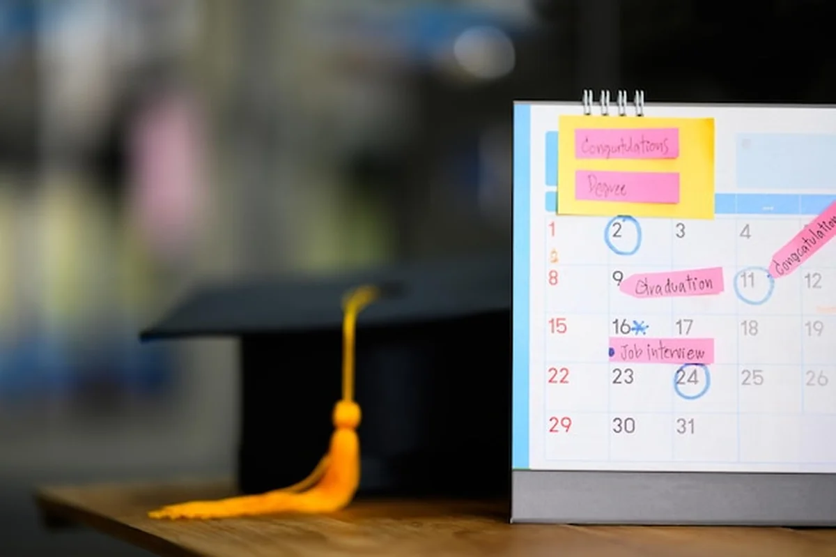 Czapka ukończenia szkoły na kalendarzu