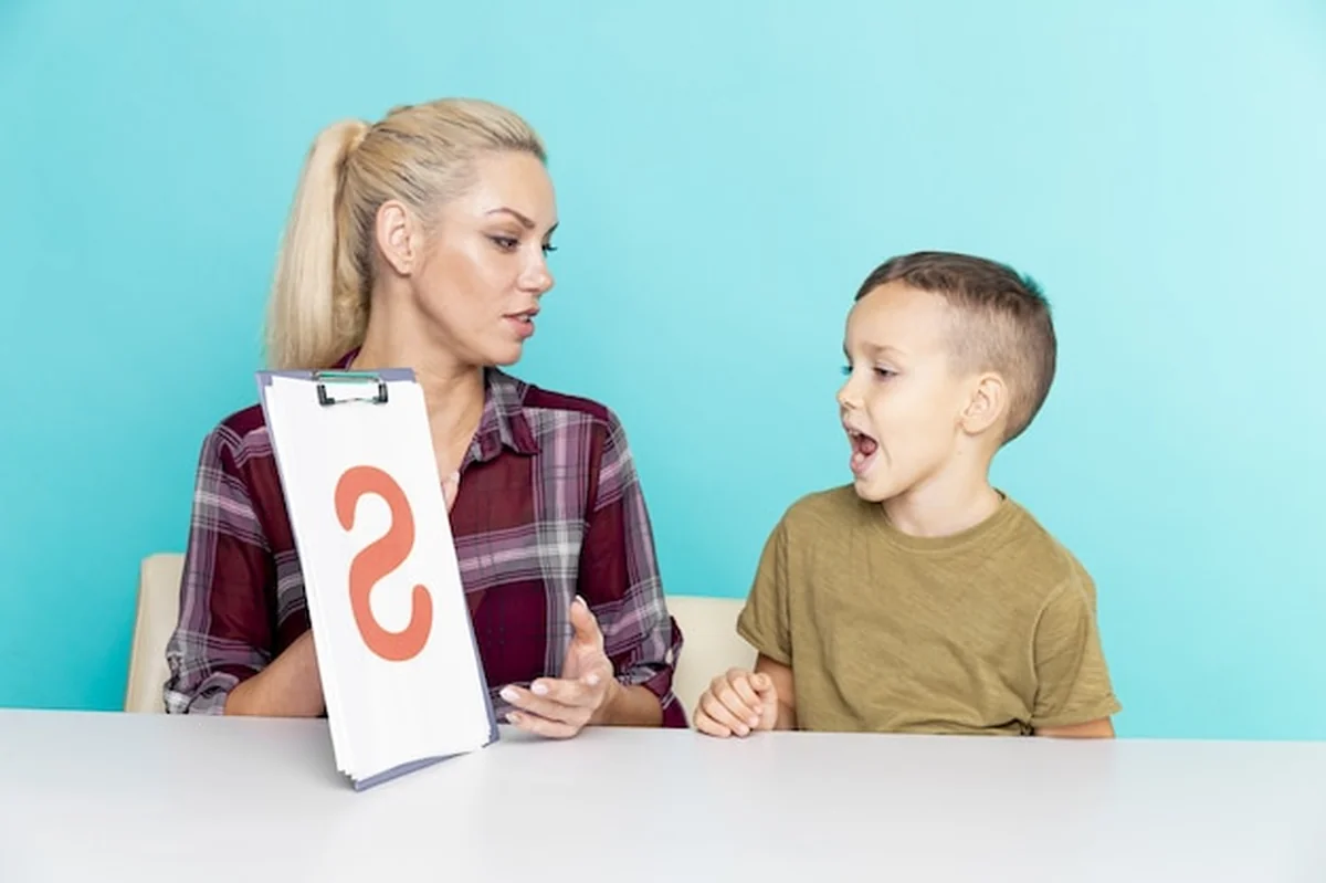 Matka pomaga synowi przy pracach domowych na różowym tle