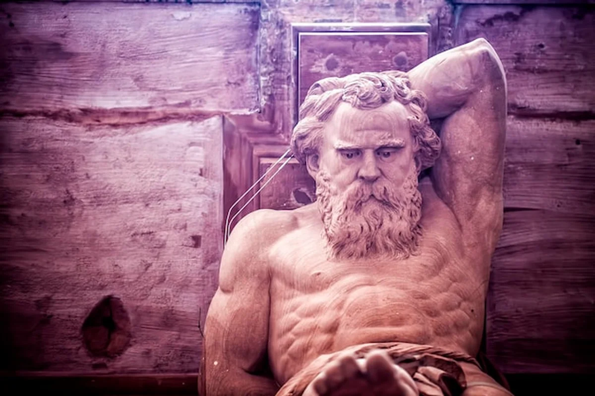 Posąg greckiego boga na ceglanym budynku we Frankfurcie