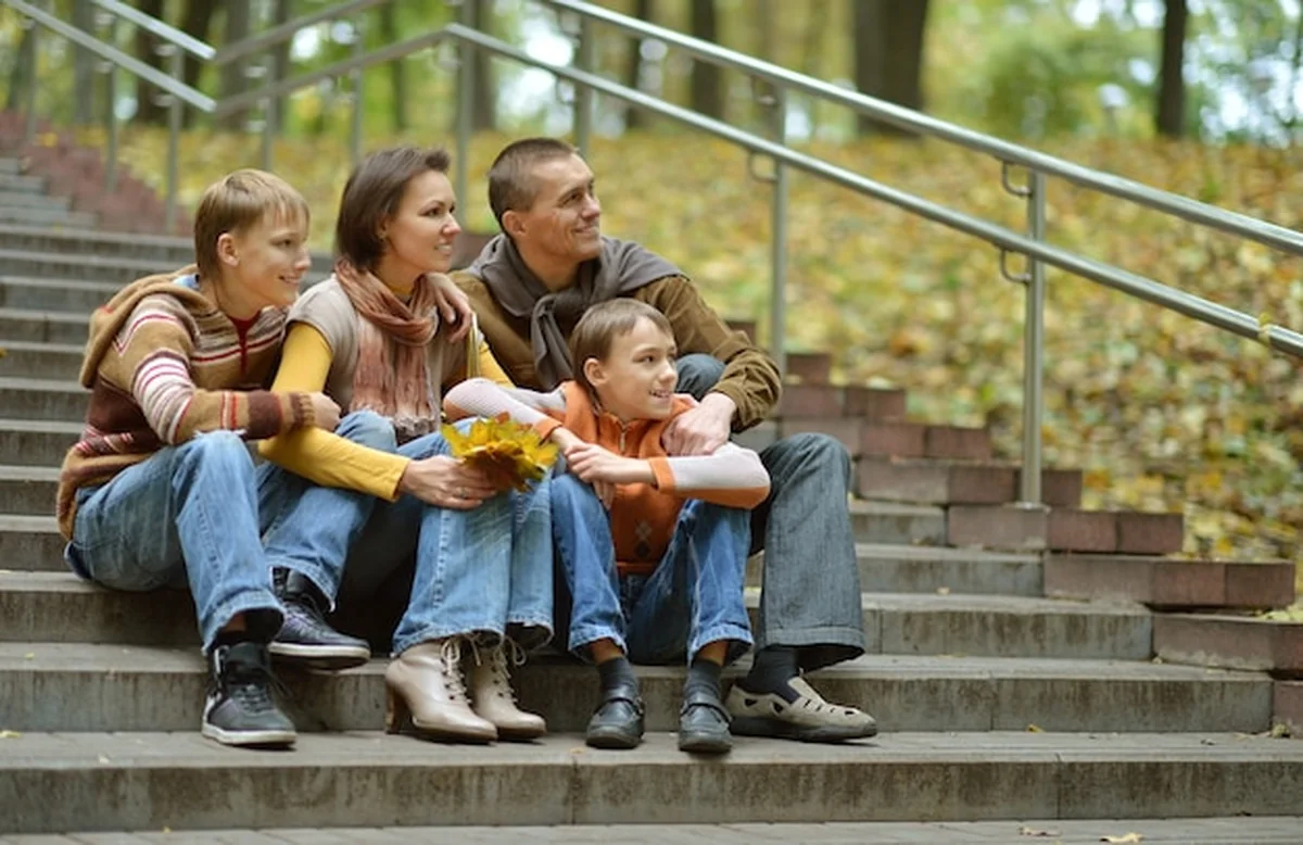 Szczęśliwa rodzina spacerująca po parku