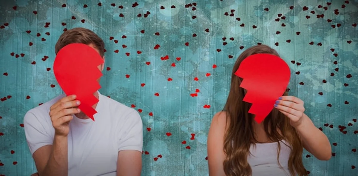 Złożony obraz pary trzymającej złamane serce