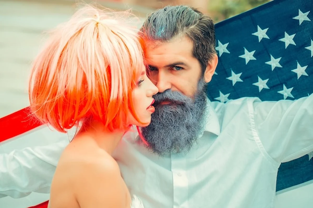 Młoda para w patriotycznych strojach na świeżym powietrzu