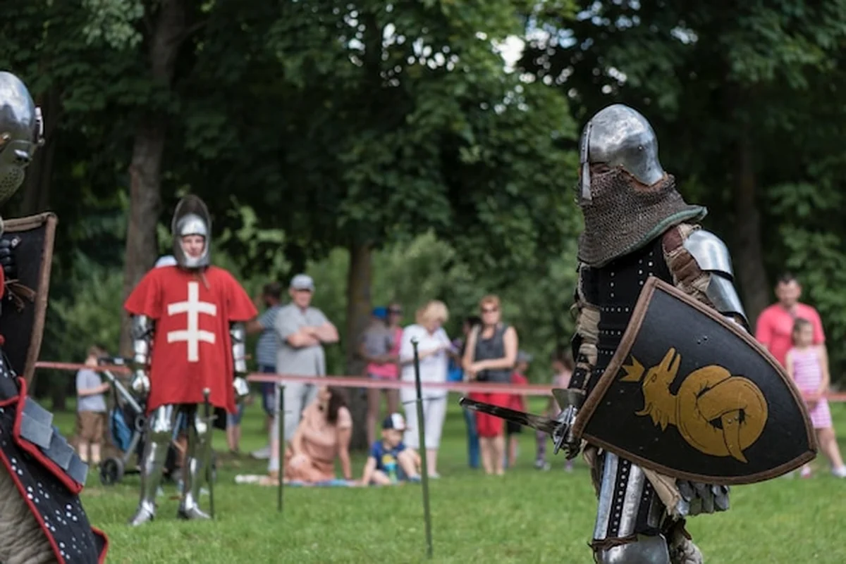 Rekonstrukcja bitwy rycerzy w średniowieczu