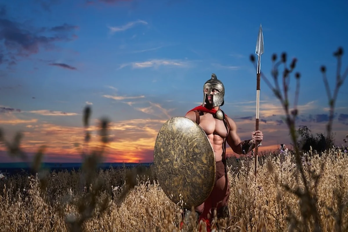 Spartański wojownik w stroju bitewnym z tarczą i włócznią