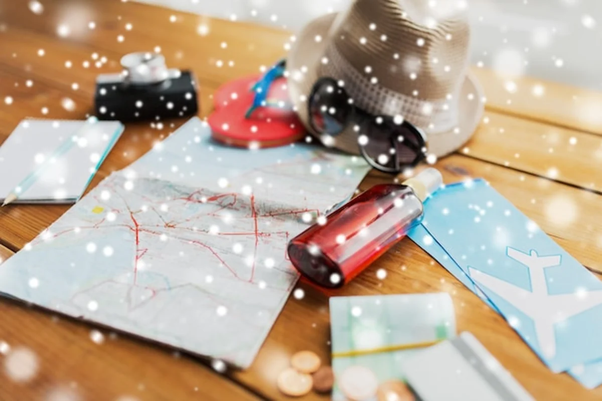 Koncepcja turystyki - zbliżenie mapy podróży, biletów lotniczych i pieniędzy