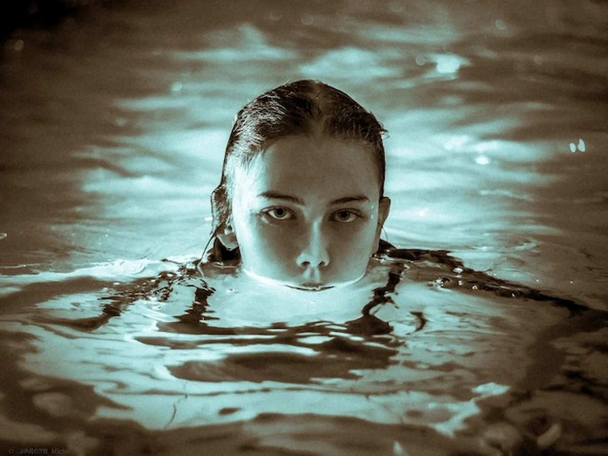 Mężczyzna pływający w basenie