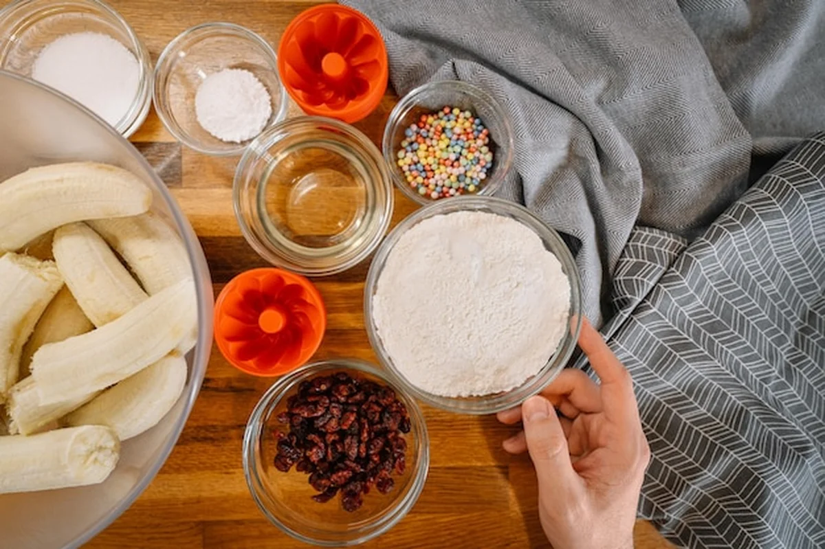 Osoba gotująca chleb bananowy w kuchni