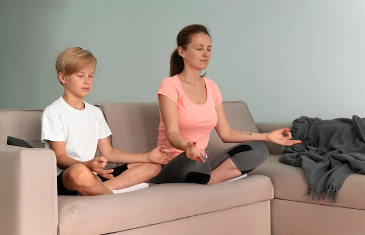 Dziecko i kobieta medytujące w pełnym ujęciu