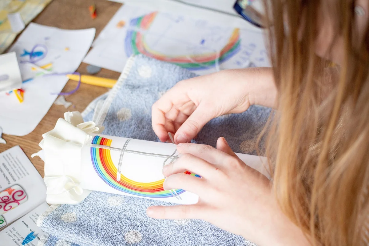Dziecko przy świecach i dekoracjach wielkanocnych DIY